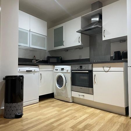 Entire Town Centre 2 Bedroom Apartment Very Close To Beach ボーンマス エクステリア 写真