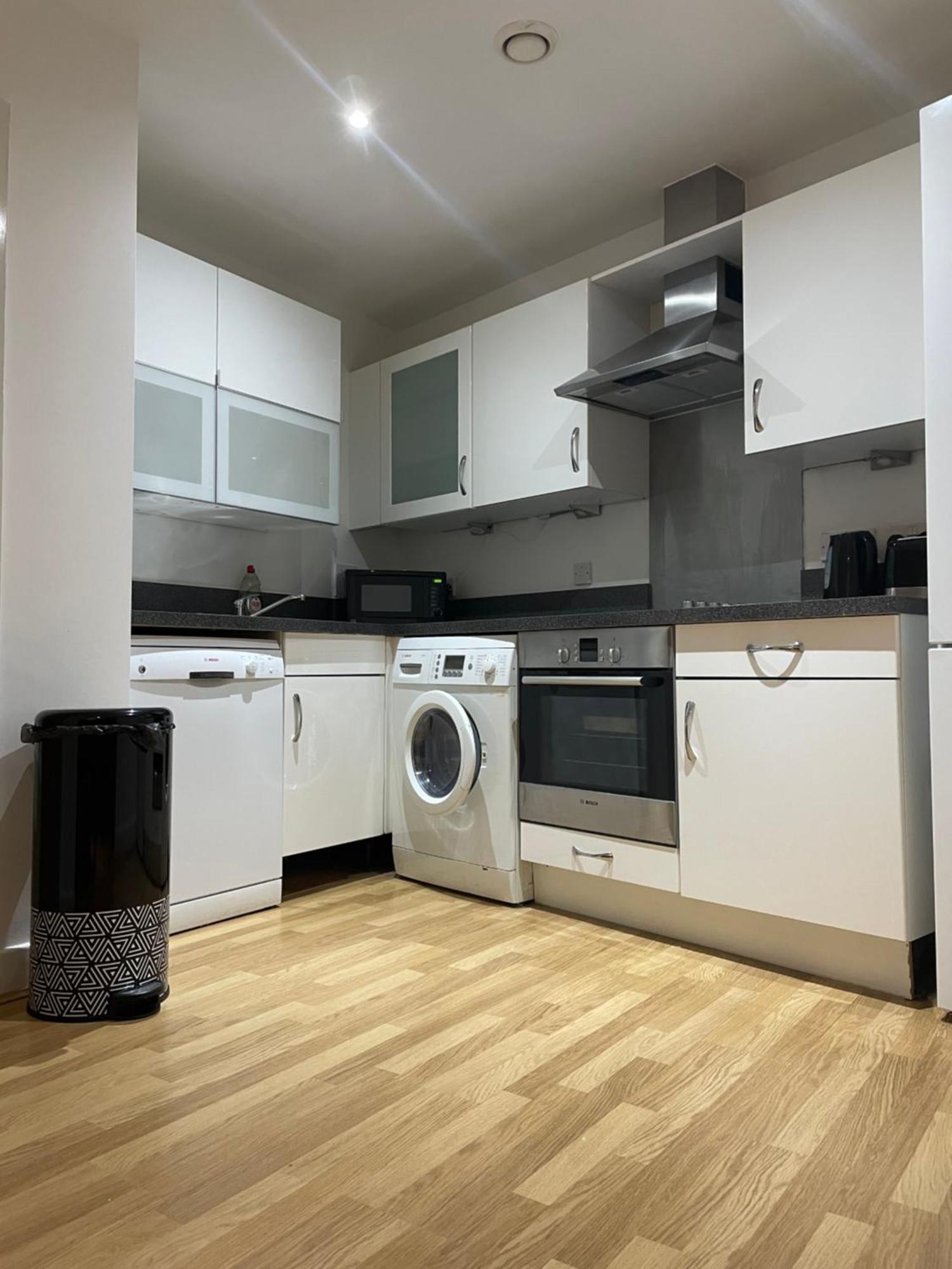Entire Town Centre 2 Bedroom Apartment Very Close To Beach ボーンマス エクステリア 写真