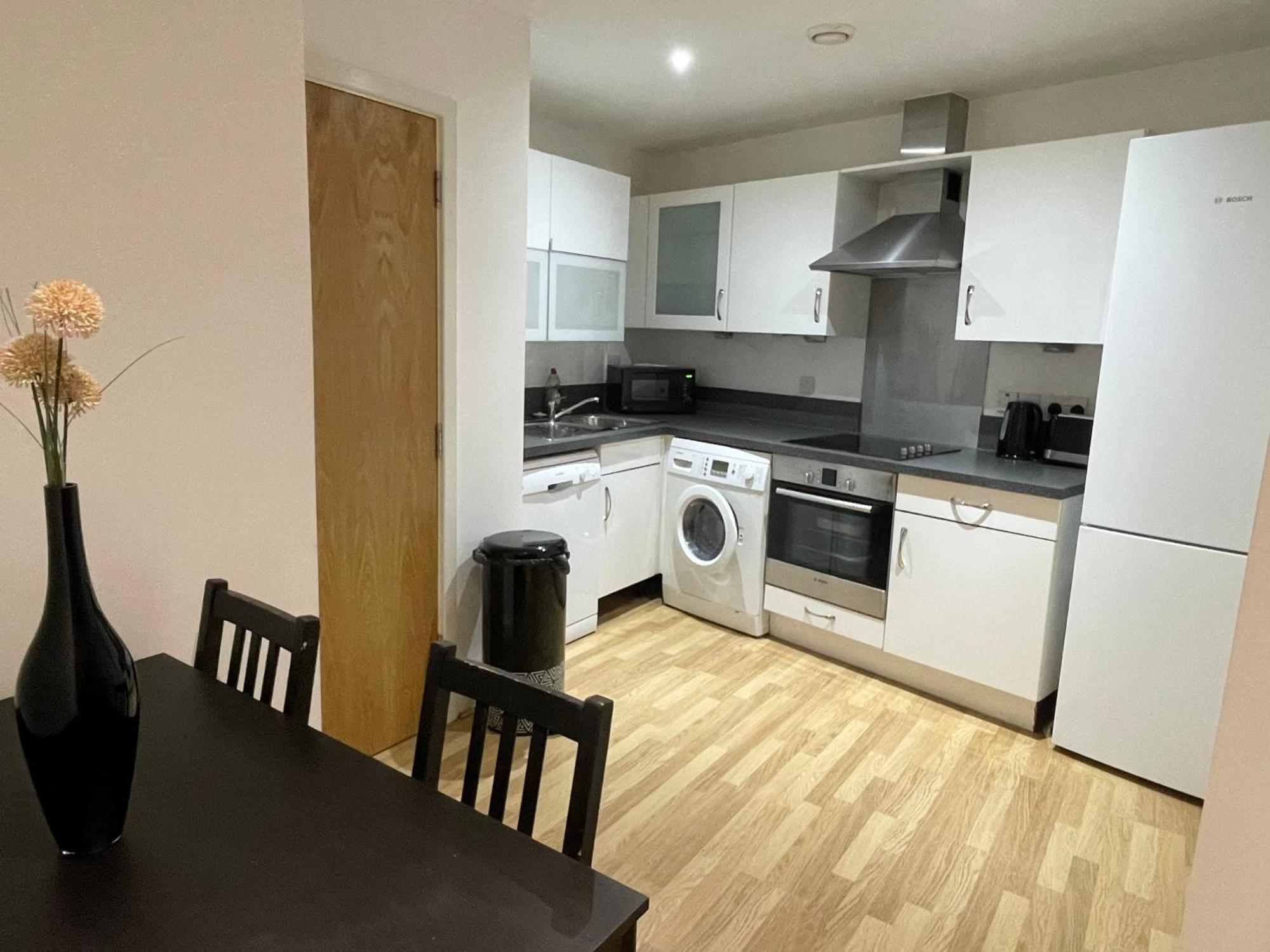 Entire Town Centre 2 Bedroom Apartment Very Close To Beach ボーンマス エクステリア 写真